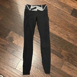 Size 4 lululemon black leggings. Great condition, NO piling.